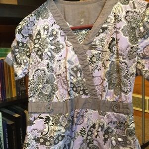 Med Couture scrub top xs